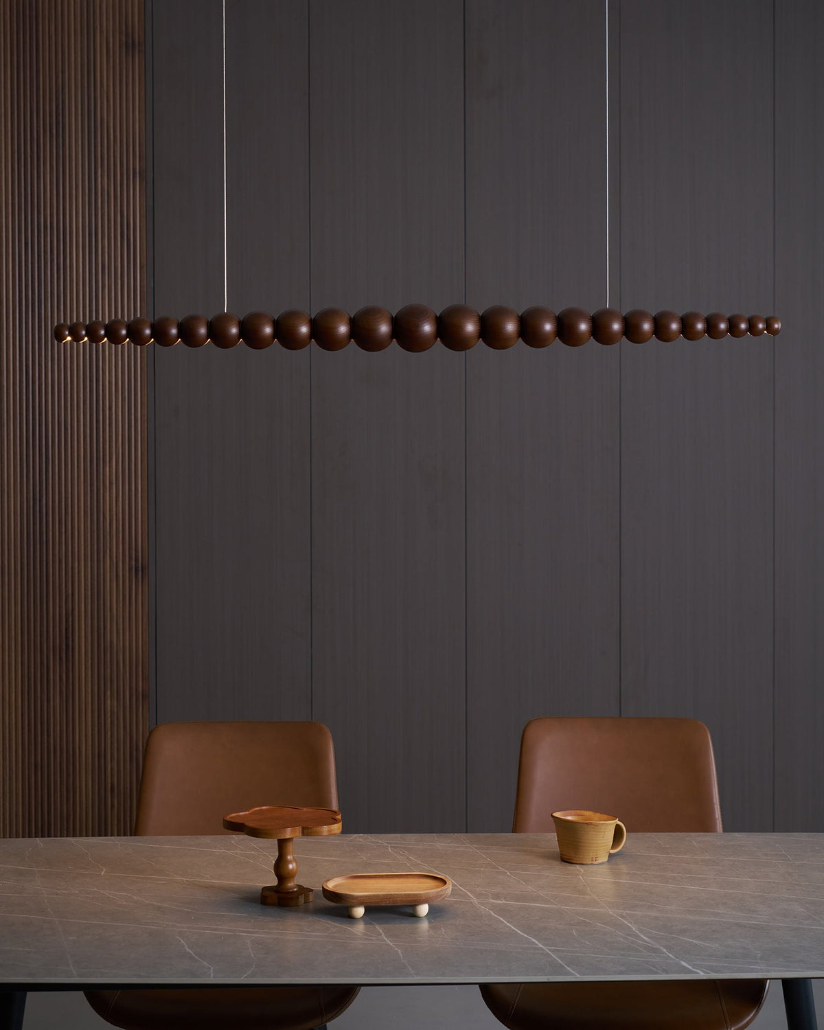 LED-pendellampe med globeskjerm, 46 tommer — metall, tre og akryl, 3000 K
