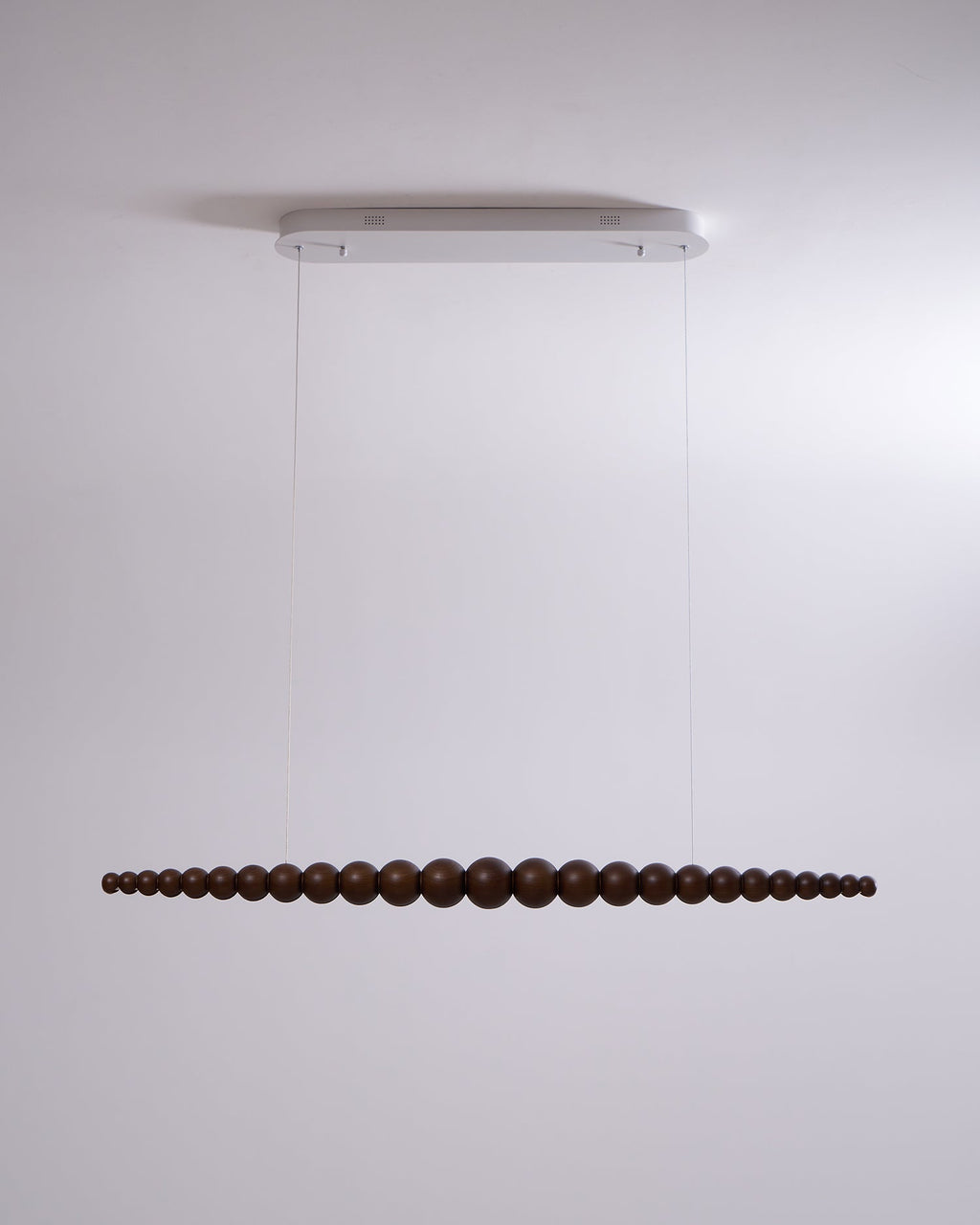 LED-pendellampe med globeskjerm, 46 tommer — metall, tre og akryl, 3000 K