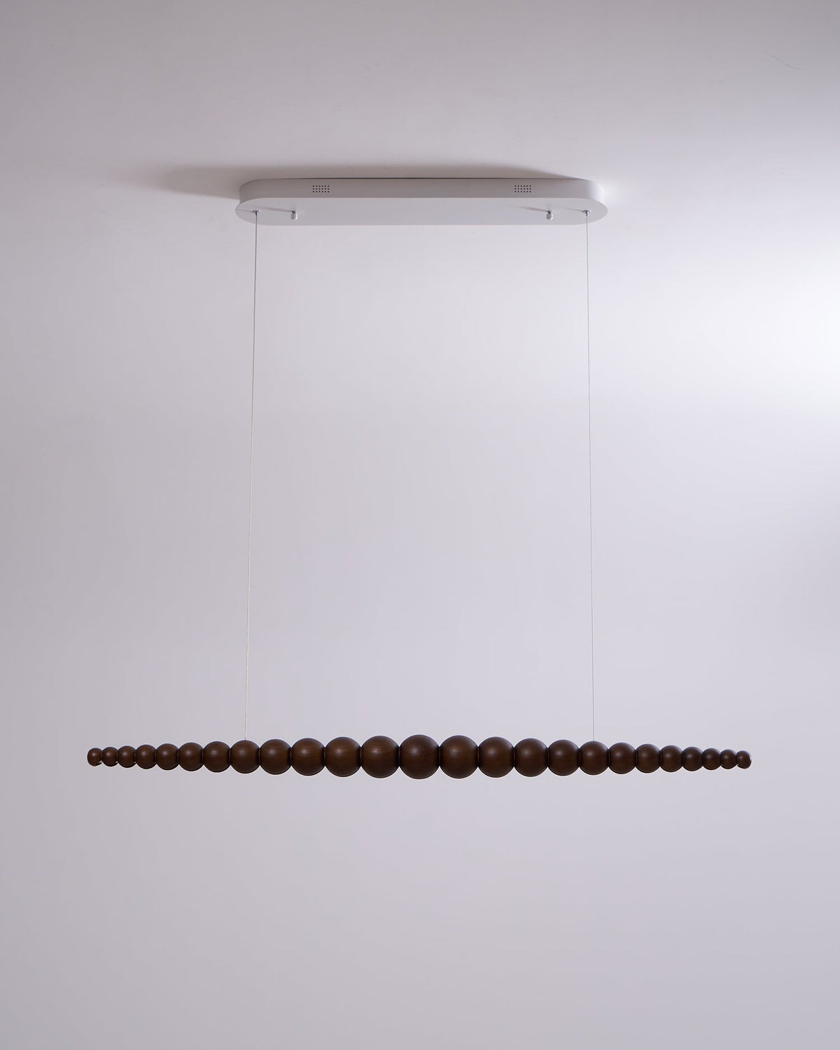 LED-pendellampe med globeskjerm, 46 tommer — metall, tre og akryl, 3000 K
