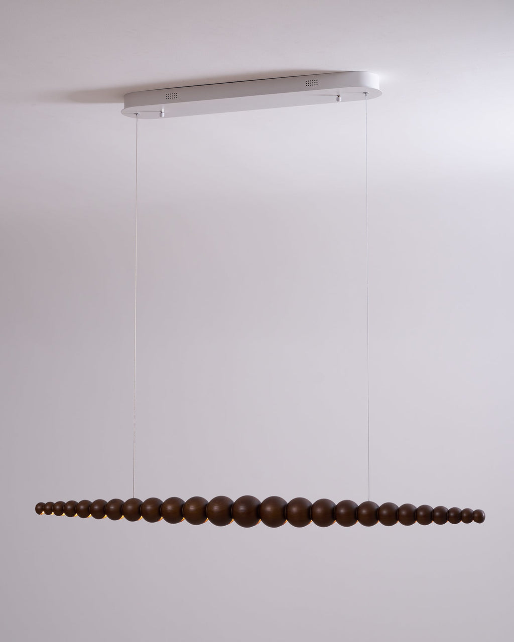 LED-pendellampe med globeskjerm, 46 tommer — metall, tre og akryl, 3000 K