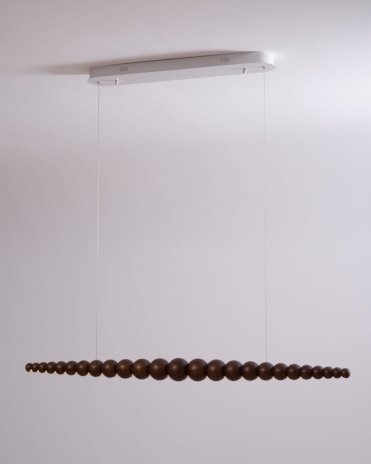 LED-pendellampe med globeskjerm, 46 tommer — metall, tre og akryl, 3000 K