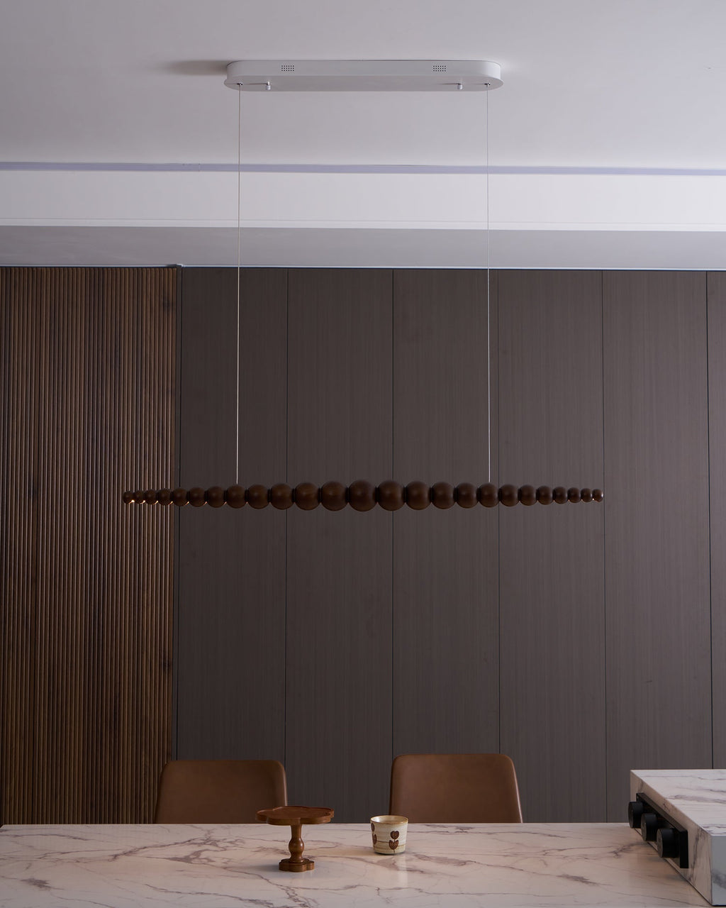 LED-pendellampe med globeskjerm, 46 tommer — metall, tre og akryl, 3000 K