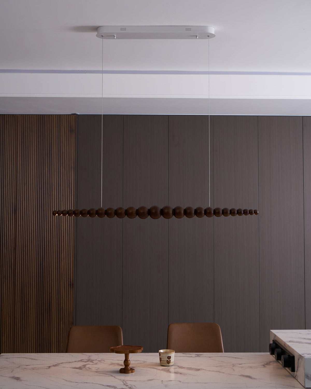 LED-pendellampe med globeskjerm, 46 tommer — metall, tre og akryl, 3000 K