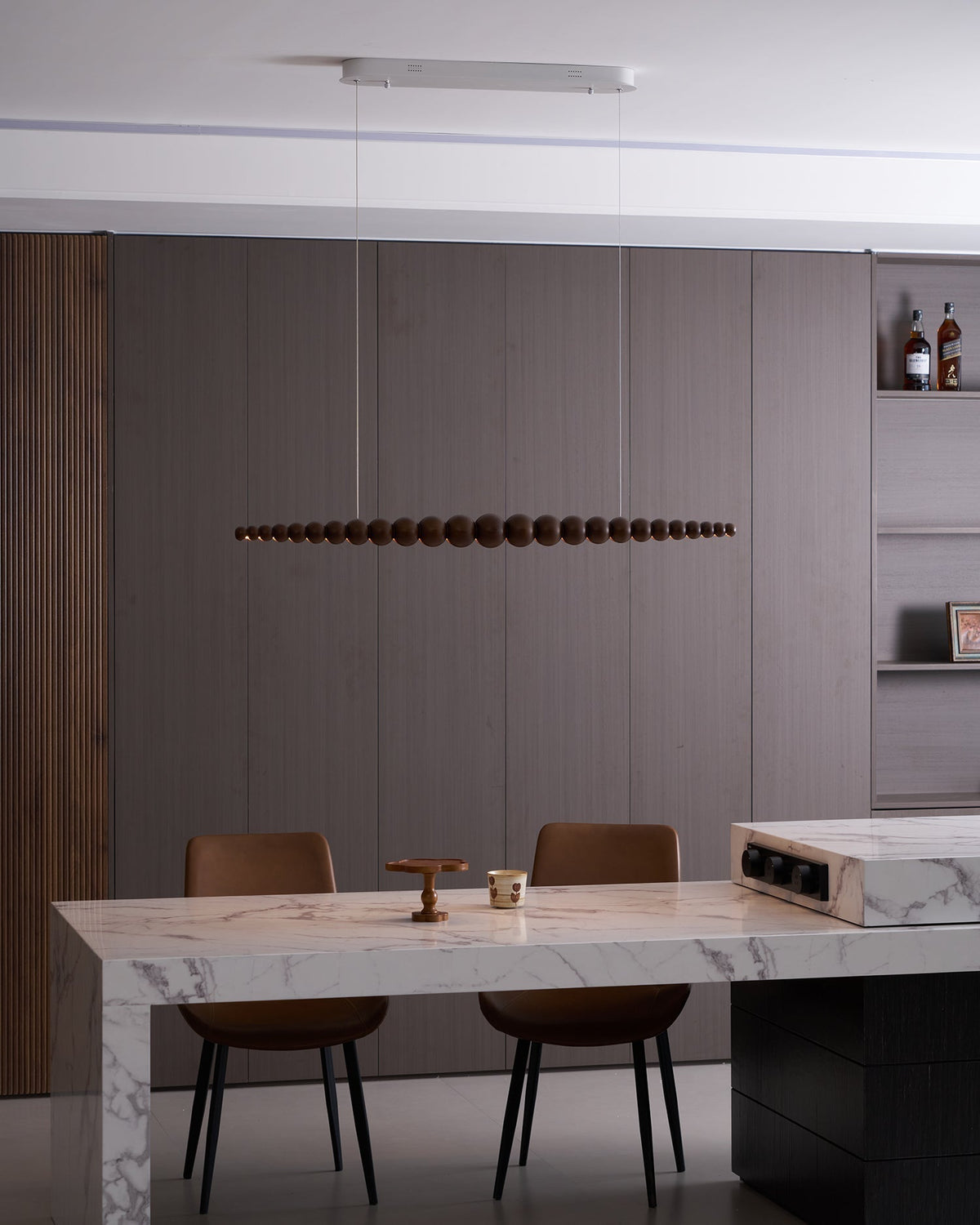 LED-pendellampe med globeskjerm, 46 tommer — metall, tre og akryl, 3000 K