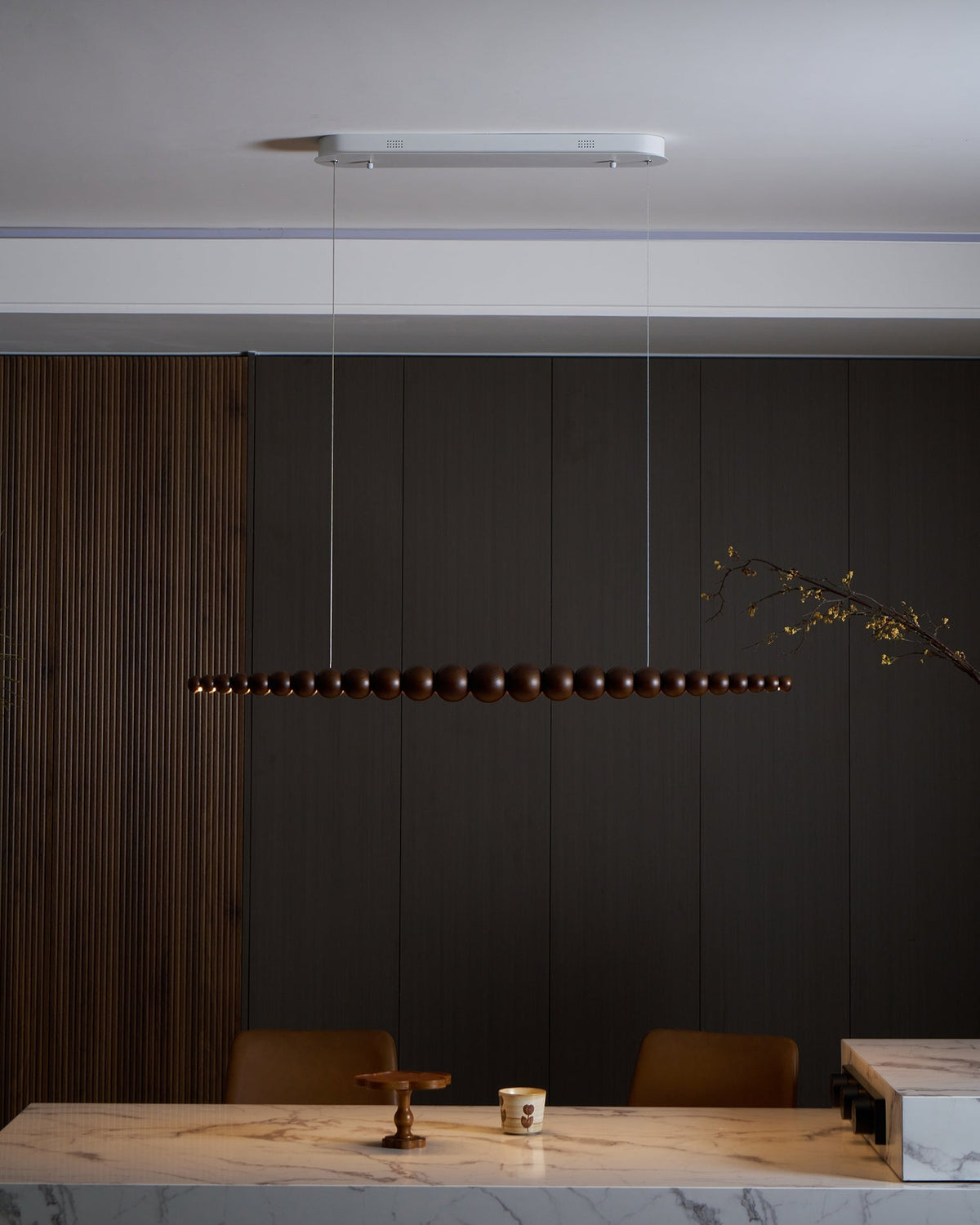 LED-pendellampe med globeskjerm, 46 tommer — metall, tre og akryl, 3000 K