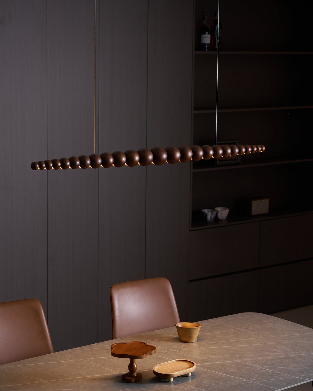 LED-pendellampe med globeskjerm, 46 tommer — metall, tre og akryl, 3000 K