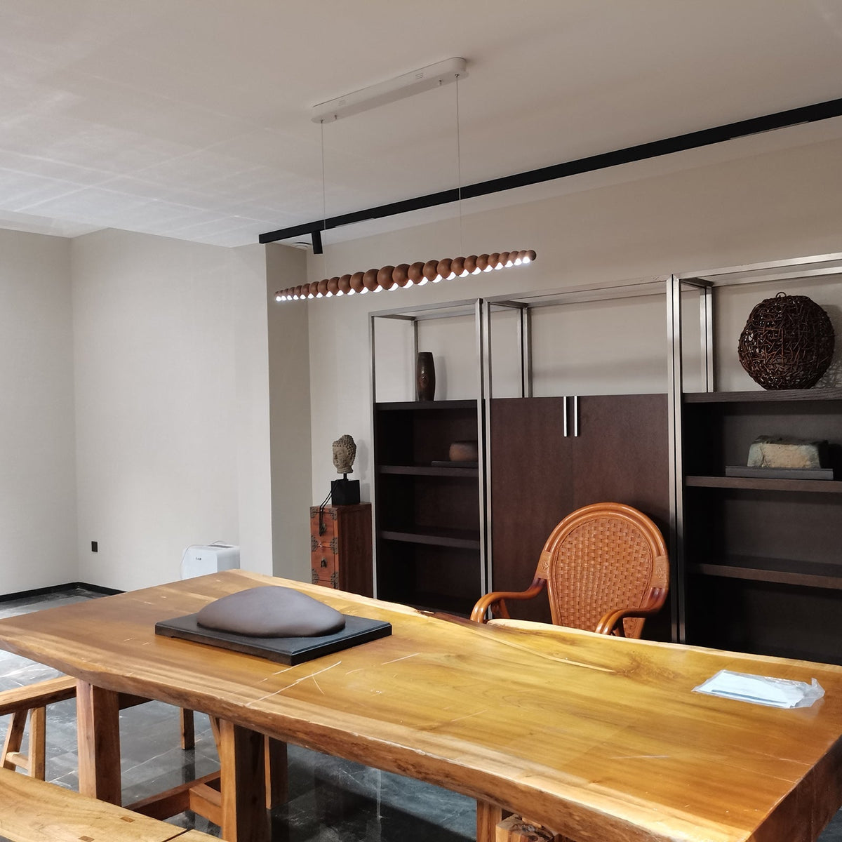 LED-pendellampe med globeskjerm, 46 tommer — metall, tre og akryl, 3000 K