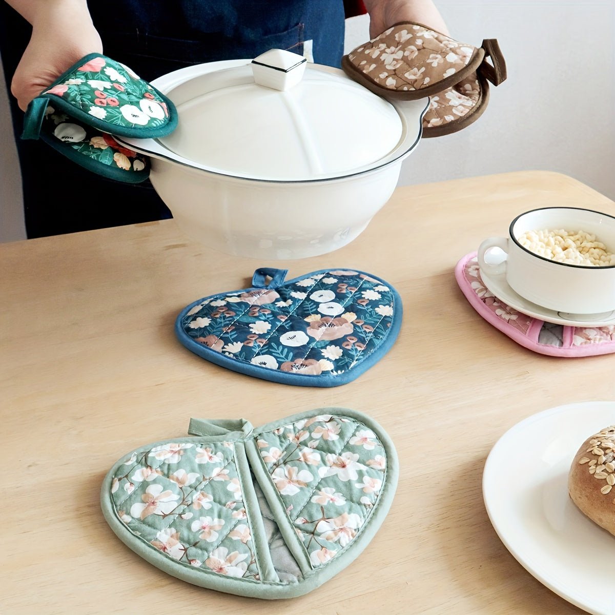 FloraGuard Heart Shaped Pot Holders — Vintage Floral Pattern, Heat Resistant