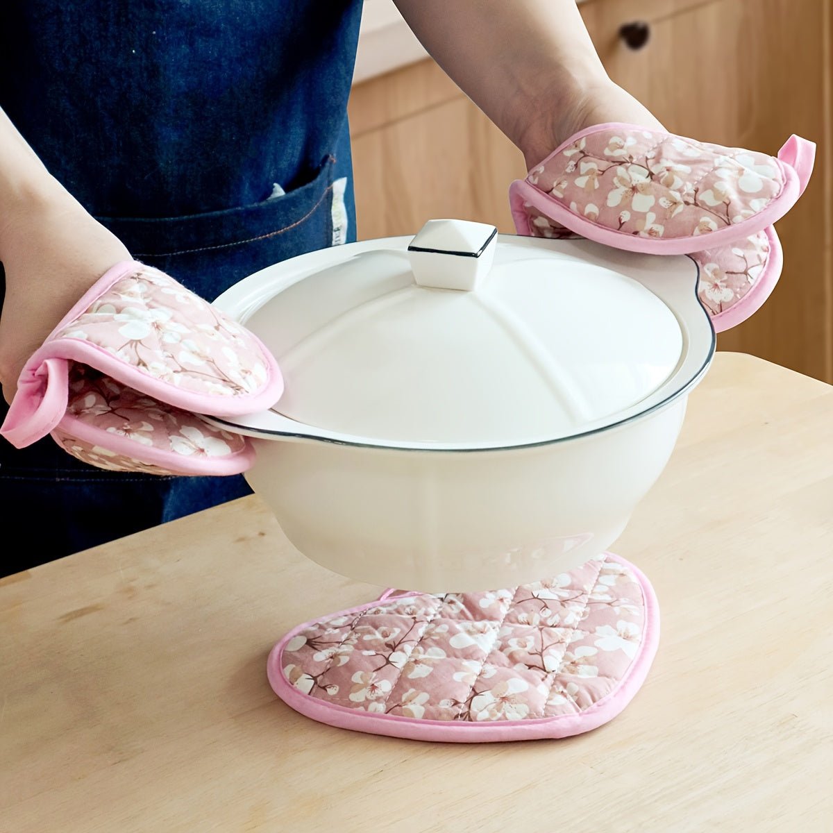 FloraGuard Heart Shaped Pot Holders — Vintage Floral Pattern, Heat Resistant
