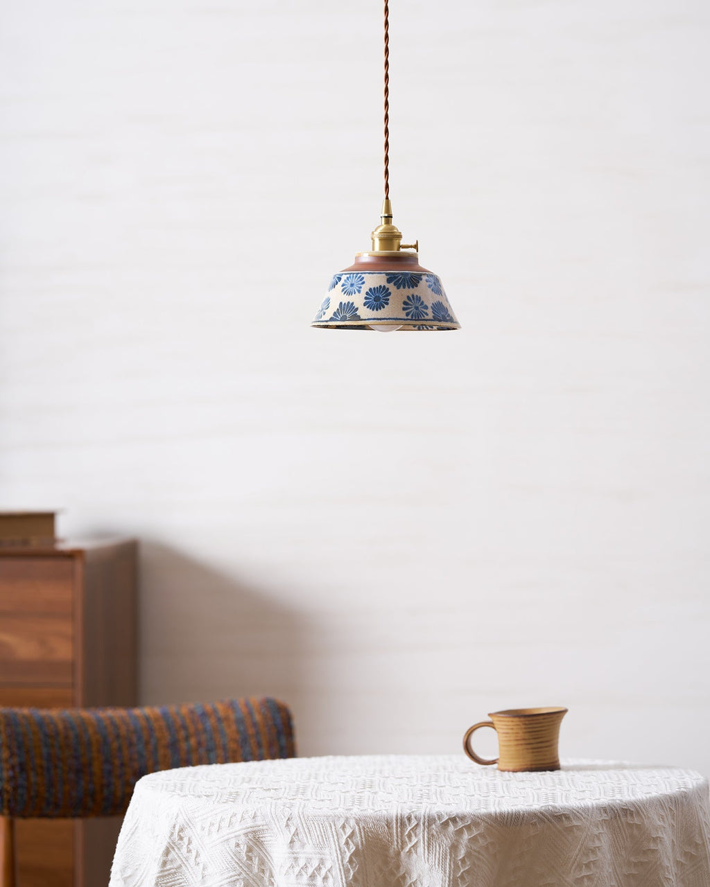 Ręcznie wykonana ceramiczna lampa wisząca — regulowany kwiatowy klosz o szerokości 7 cali