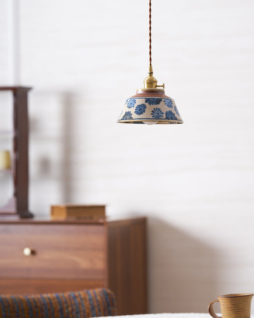 Ręcznie wykonana ceramiczna lampa wisząca — regulowany kwiatowy klosz o szerokości 7 cali