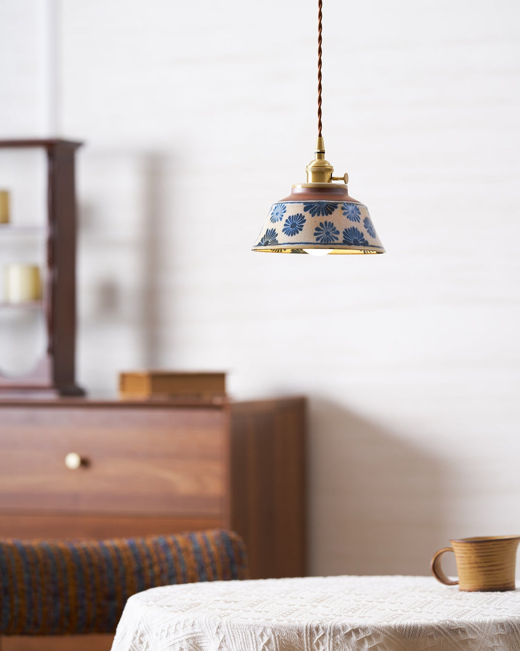 Ręcznie wykonana ceramiczna lampa wisząca — regulowany kwiatowy klosz o szerokości 7 cali