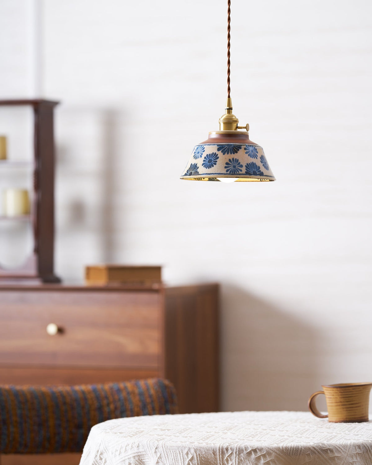 Ręcznie wykonana ceramiczna lampa wisząca — regulowany kwiatowy klosz o szerokości 7 cali