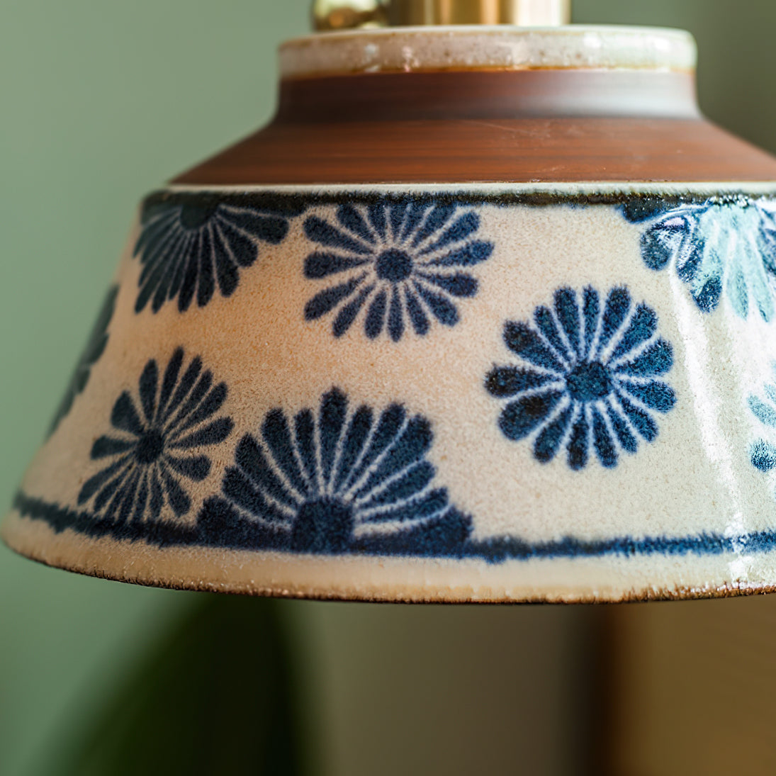 Ręcznie wykonana ceramiczna lampa wisząca — regulowany kwiatowy klosz o szerokości 7 cali