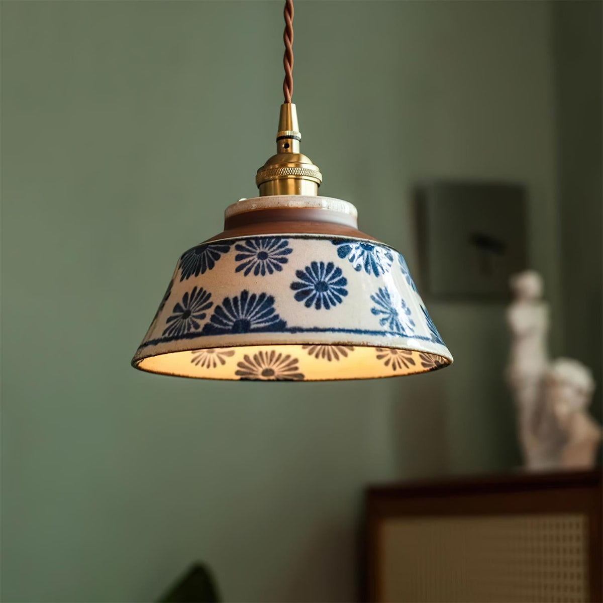 Ręcznie wykonana ceramiczna lampa wisząca — regulowany kwiatowy klosz o szerokości 7 cali