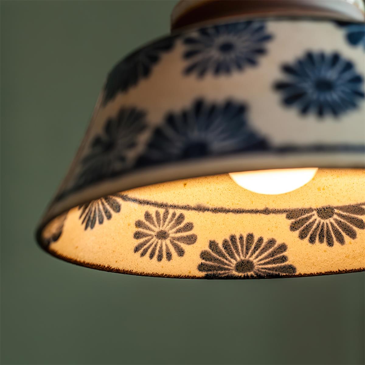 Ręcznie wykonana ceramiczna lampa wisząca — regulowany kwiatowy klosz o szerokości 7 cali