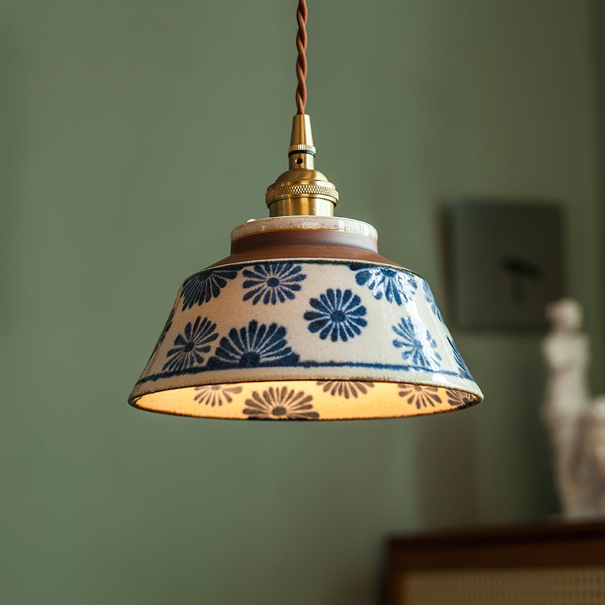 Ręcznie wykonana ceramiczna lampa wisząca — regulowany kwiatowy klosz o szerokości 7 cali