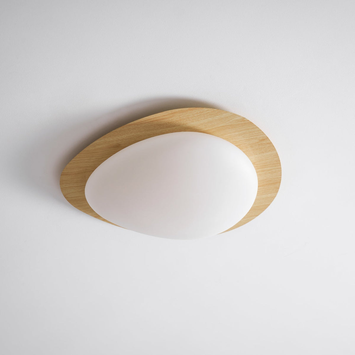 Plafoniera LED Riverstone — profilo ribassato da 8 cm, finitura effetto venatura del noce