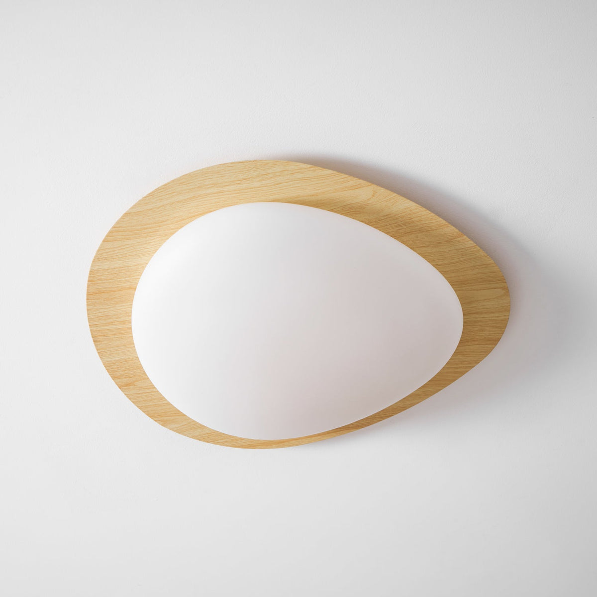 Plafoniera LED Riverstone — profilo ribassato da 8 cm, finitura effetto venatura del noce