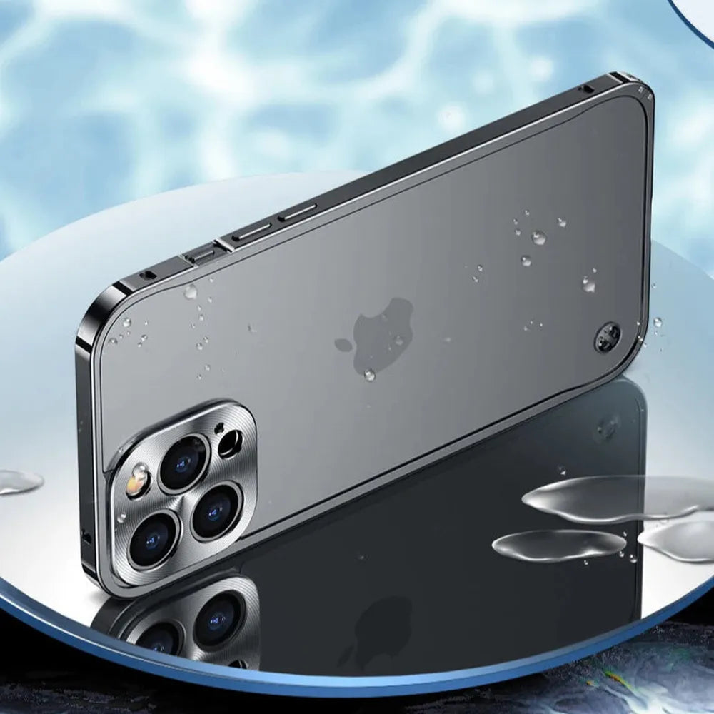 Pouzdro na iPhone 13 s frézovaným hliníkovým rámem — matná zadní strana, kroužek MagSafe