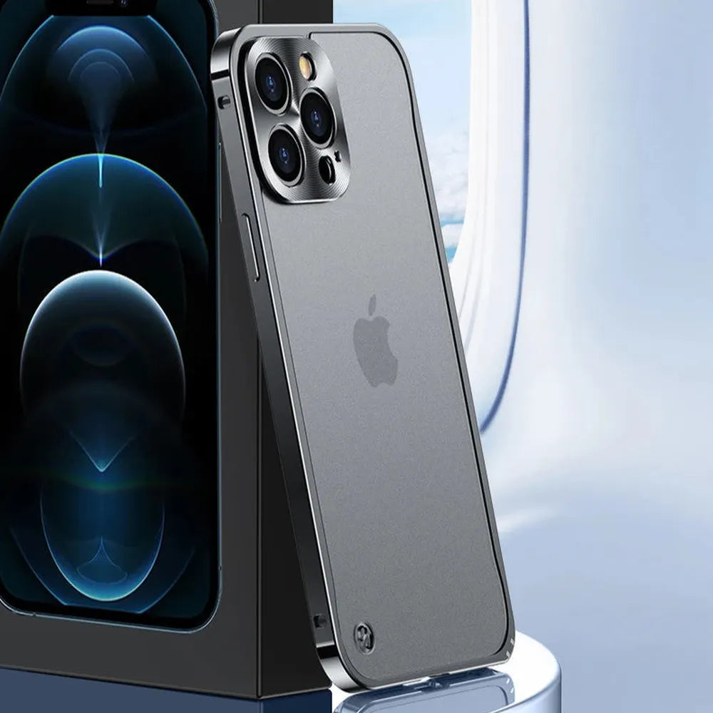 Pouzdro na iPhone 13 s frézovaným hliníkovým rámem — matná zadní strana, kroužek MagSafe
