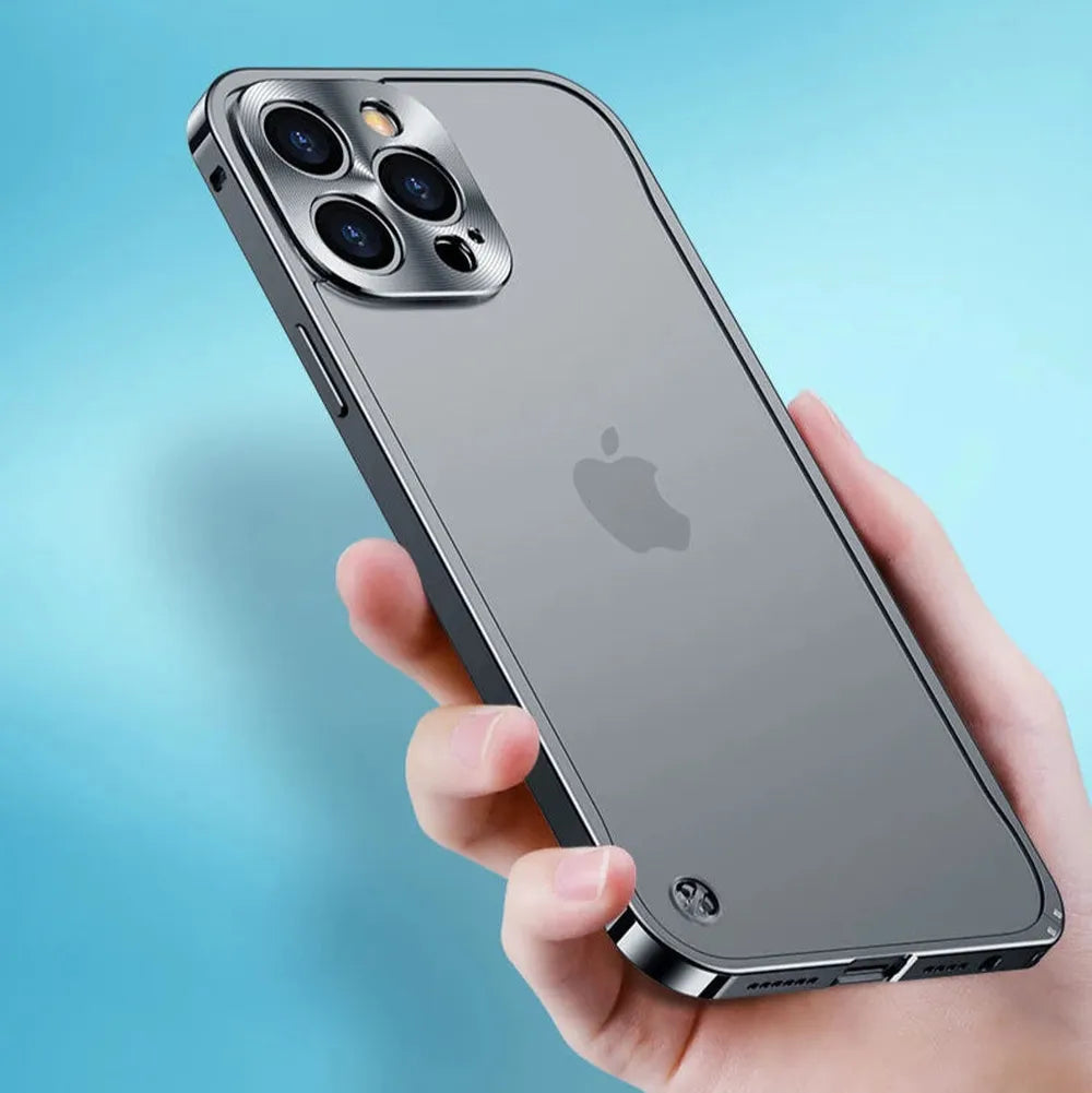 Pouzdro na iPhone 13 s frézovaným hliníkovým rámem — matná zadní strana, kroužek MagSafe