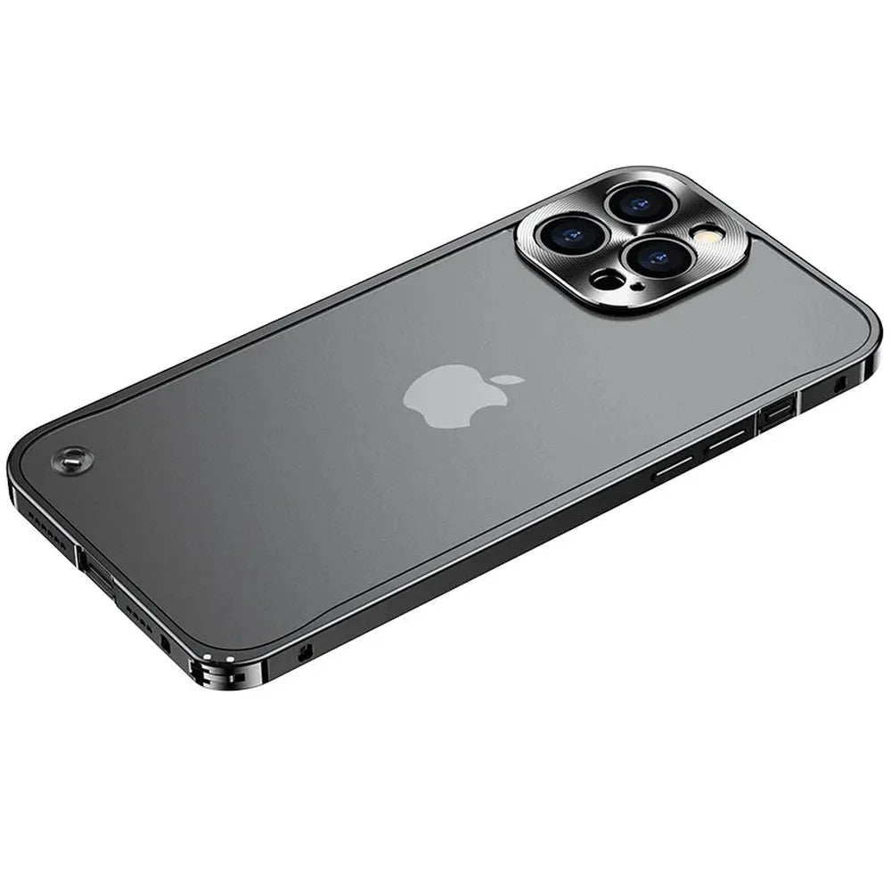 Pouzdro na iPhone 13 s frézovaným hliníkovým rámem — matná zadní strana, kroužek MagSafe