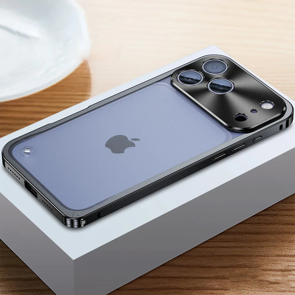 Pouzdro na iPhone 13 s frézovaným hliníkovým rámem — matná zadní strana, kroužek MagSafe