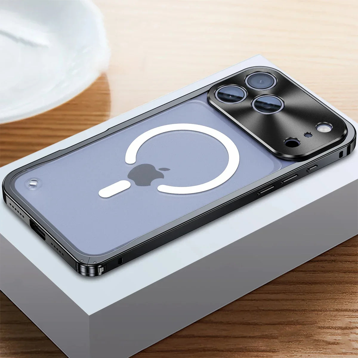 Pouzdro na iPhone 13 s frézovaným hliníkovým rámem — matná zadní strana, kroužek MagSafe