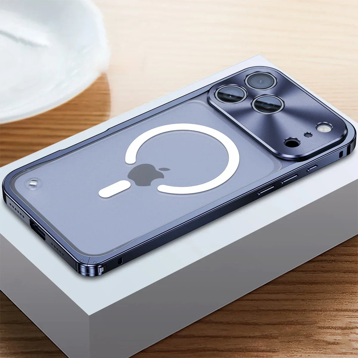 Pouzdro na iPhone 13 s frézovaným hliníkovým rámem — matná zadní strana, kroužek MagSafe