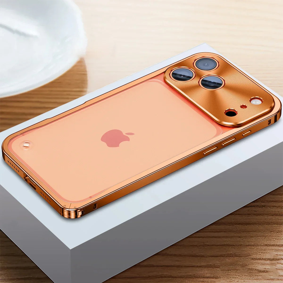 Pouzdro na iPhone 13 s frézovaným hliníkovým rámem — matná zadní strana, kroužek MagSafe
