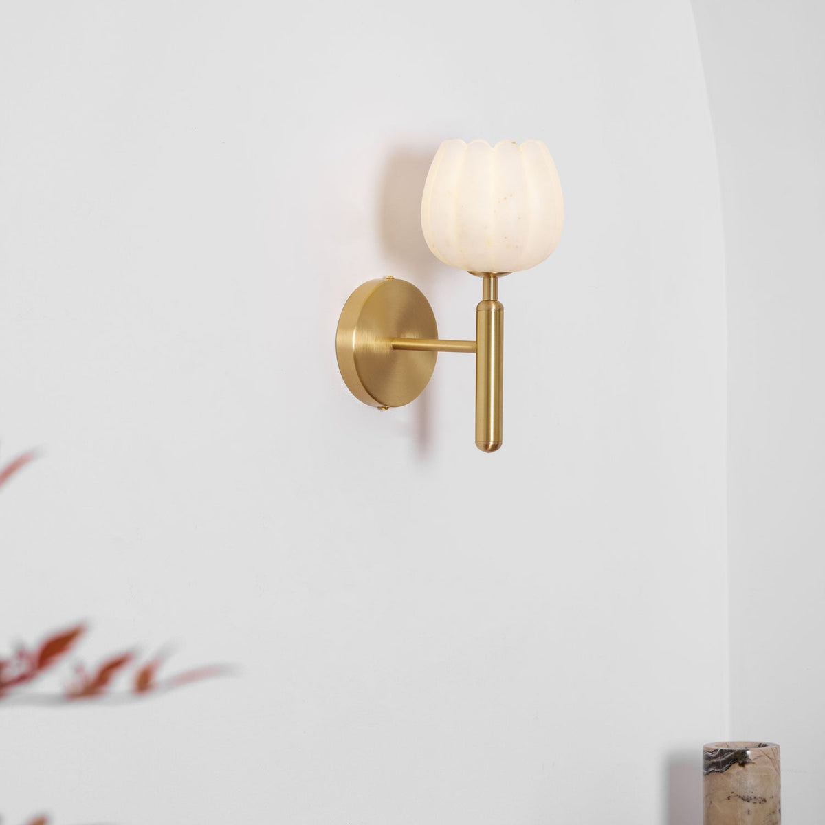 Nástěnné LED svítidlo, 12 in — alabastrové stínidlo, mosazný květinový design, patice E12