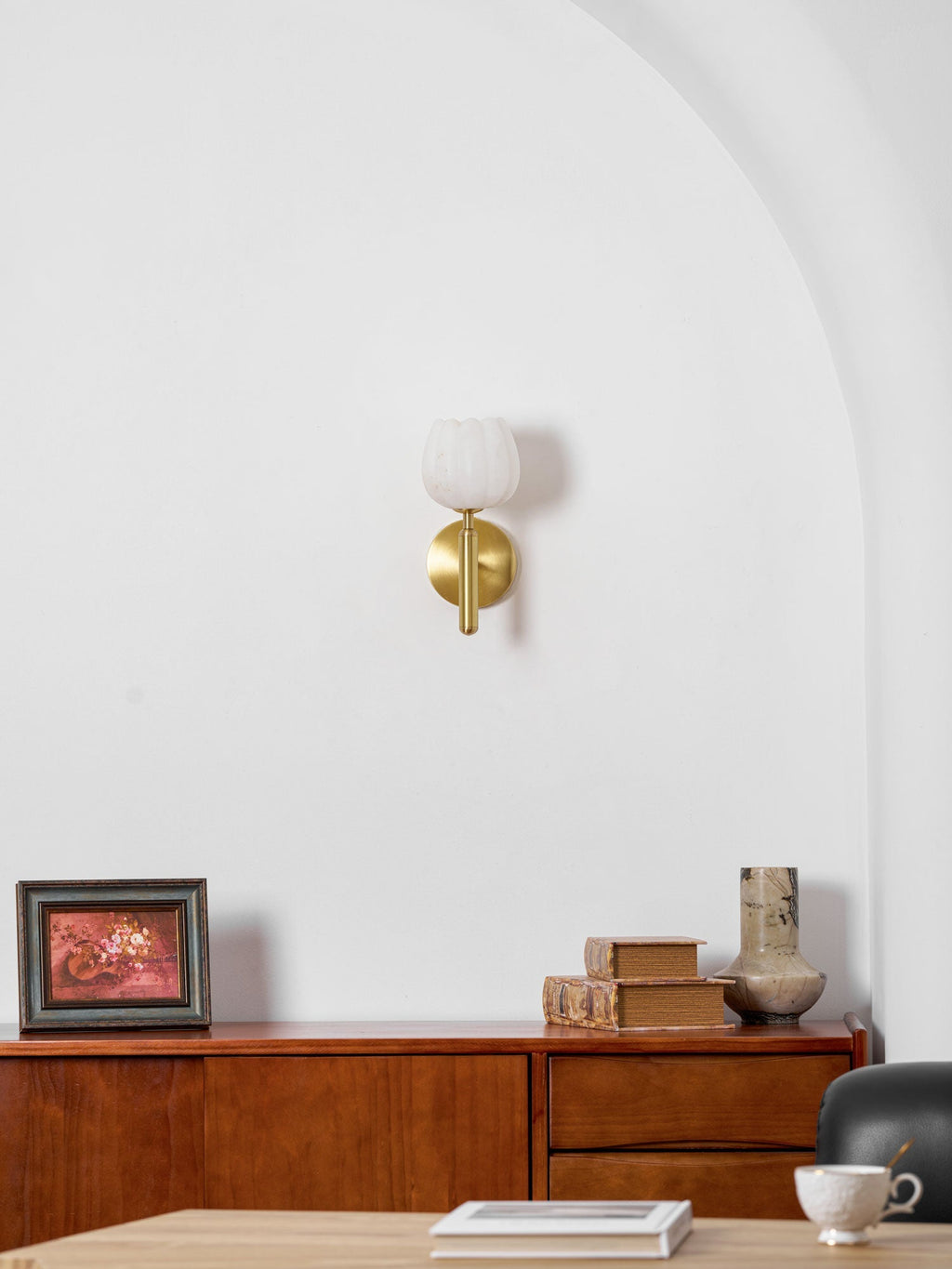 Nástěnné LED svítidlo, 12 in — alabastrové stínidlo, mosazný květinový design, patice E12