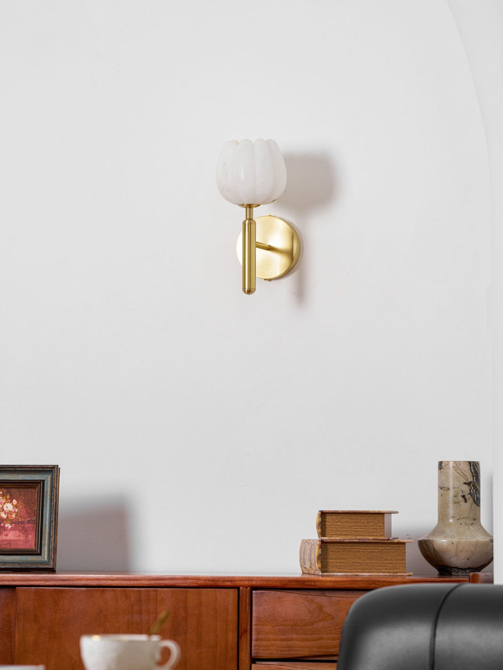 Nástěnné LED svítidlo, 12 in — alabastrové stínidlo, mosazný květinový design, patice E12