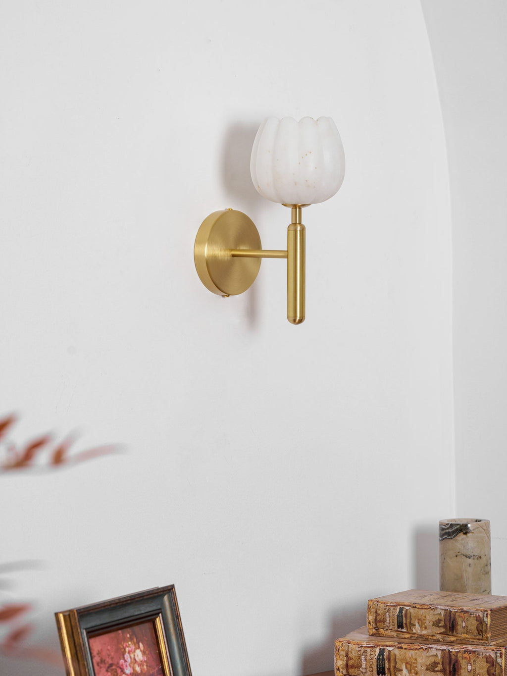 Nástěnné LED svítidlo, 12 in — alabastrové stínidlo, mosazný květinový design, patice E12