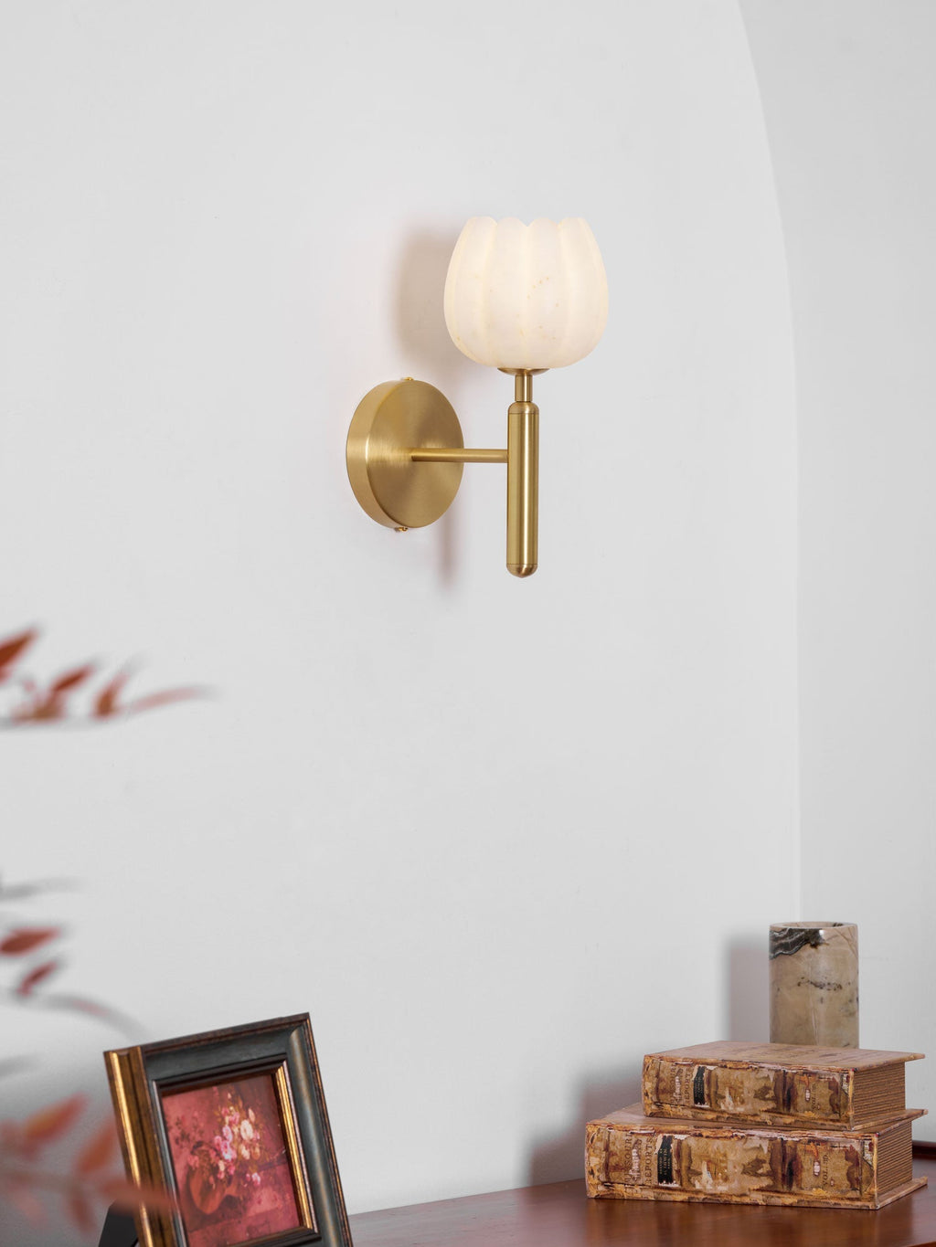 Nástěnné LED svítidlo, 12 in — alabastrové stínidlo, mosazný květinový design, patice E12