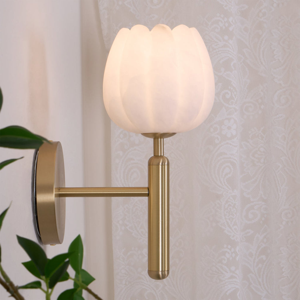 Nástěnné LED svítidlo, 12 in — alabastrové stínidlo, mosazný květinový design, patice E12