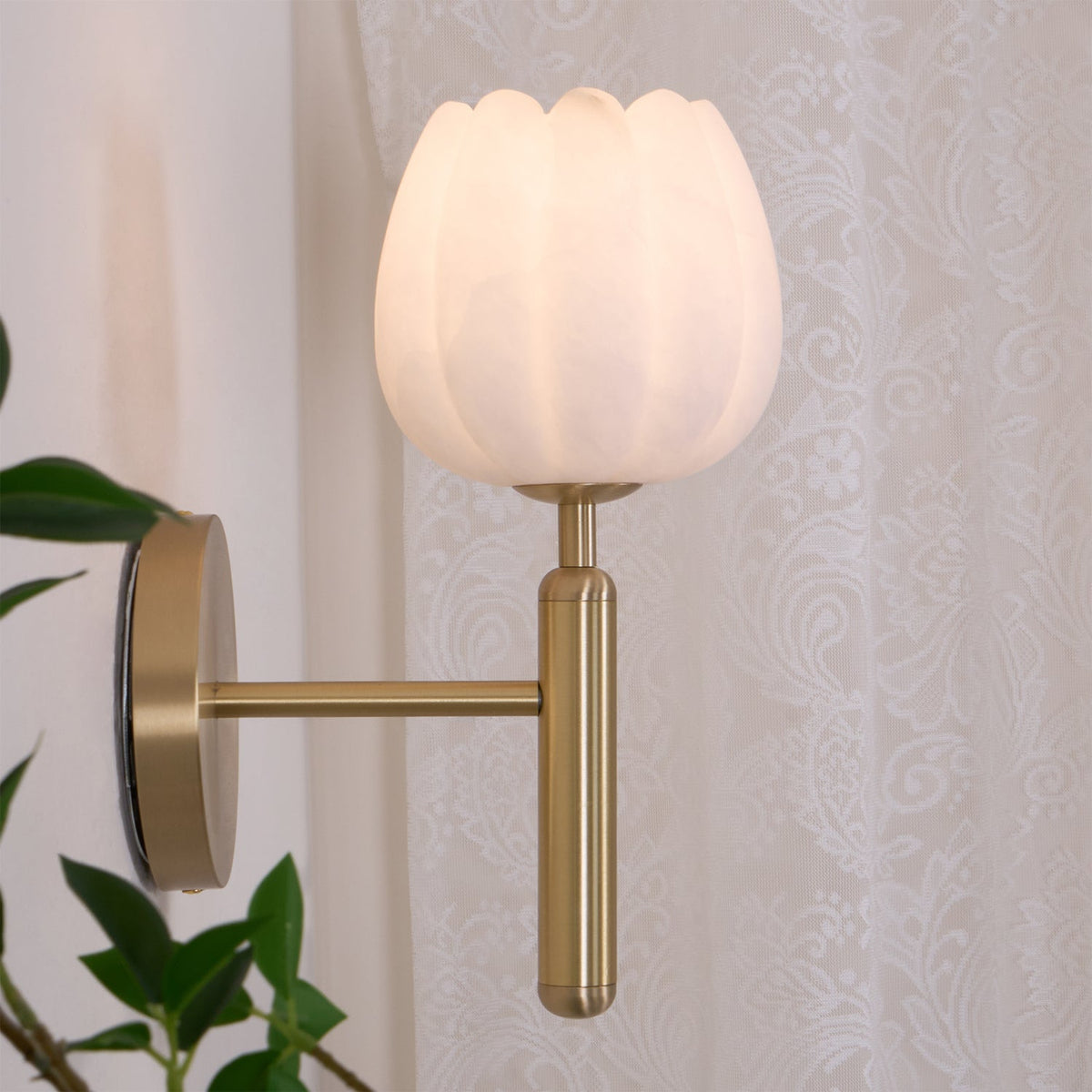 Nástěnné LED svítidlo, 12 in — alabastrové stínidlo, mosazný květinový design, patice E12