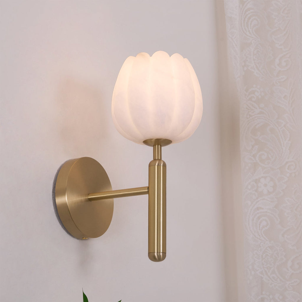 Nástěnné LED svítidlo, 12 in — alabastrové stínidlo, mosazný květinový design, patice E12