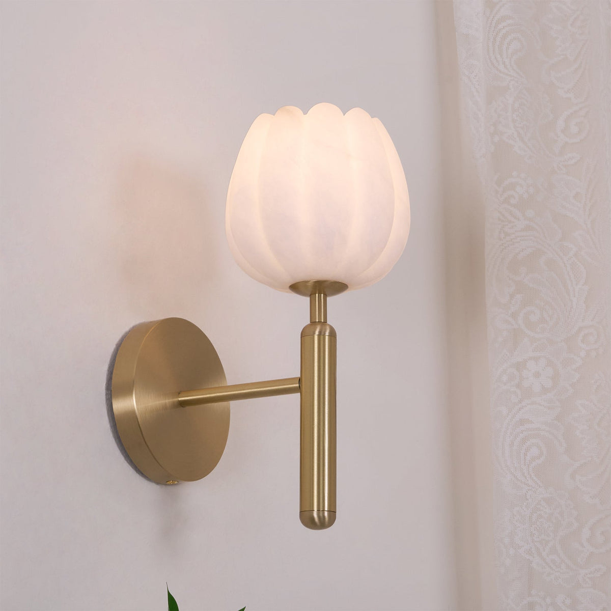 Nástěnné LED svítidlo, 12 in — alabastrové stínidlo, mosazný květinový design, patice E12