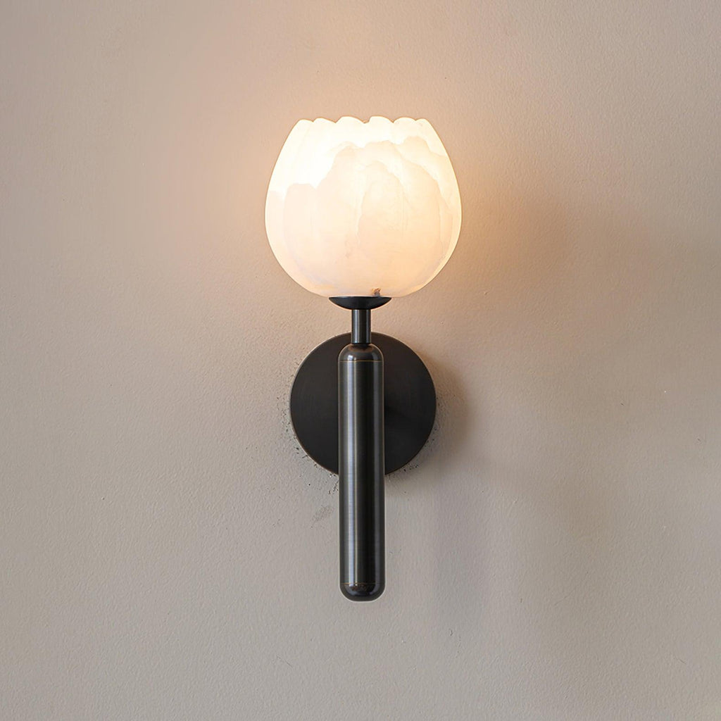 Nástěnné LED svítidlo, 12 in — alabastrové stínidlo, mosazný květinový design, patice E12
