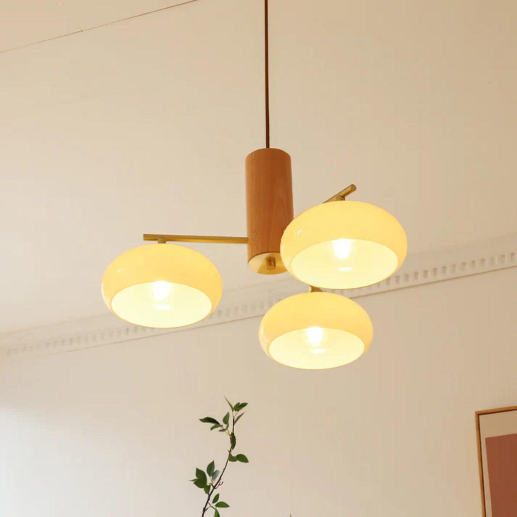 Lampadario mid-century in ottone — Diffusori in vetro opalino