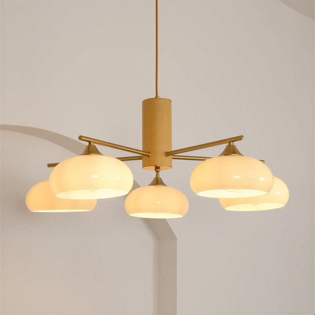 Lampadario mid-century in ottone — Diffusori in vetro opalino