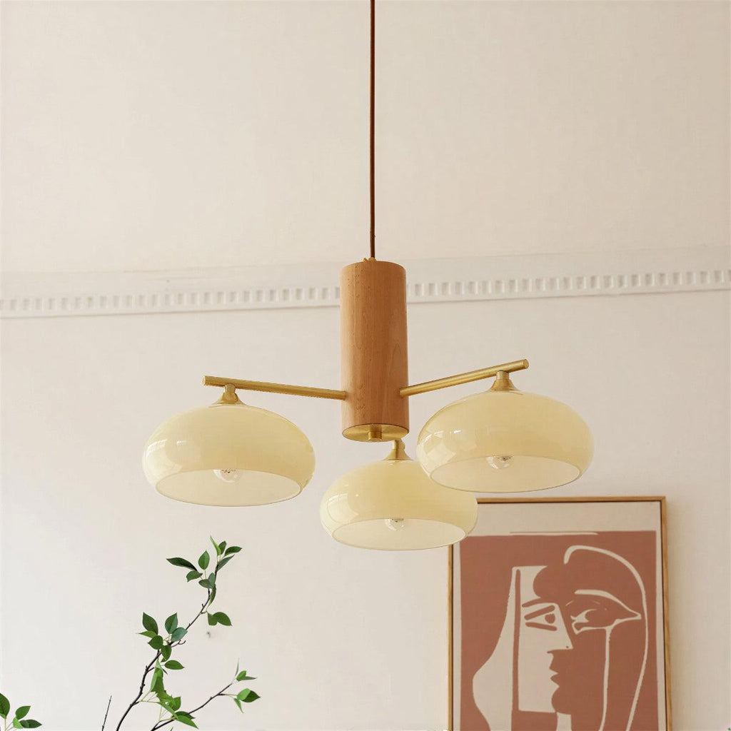 Lampadario mid-century in ottone — Diffusori in vetro opalino