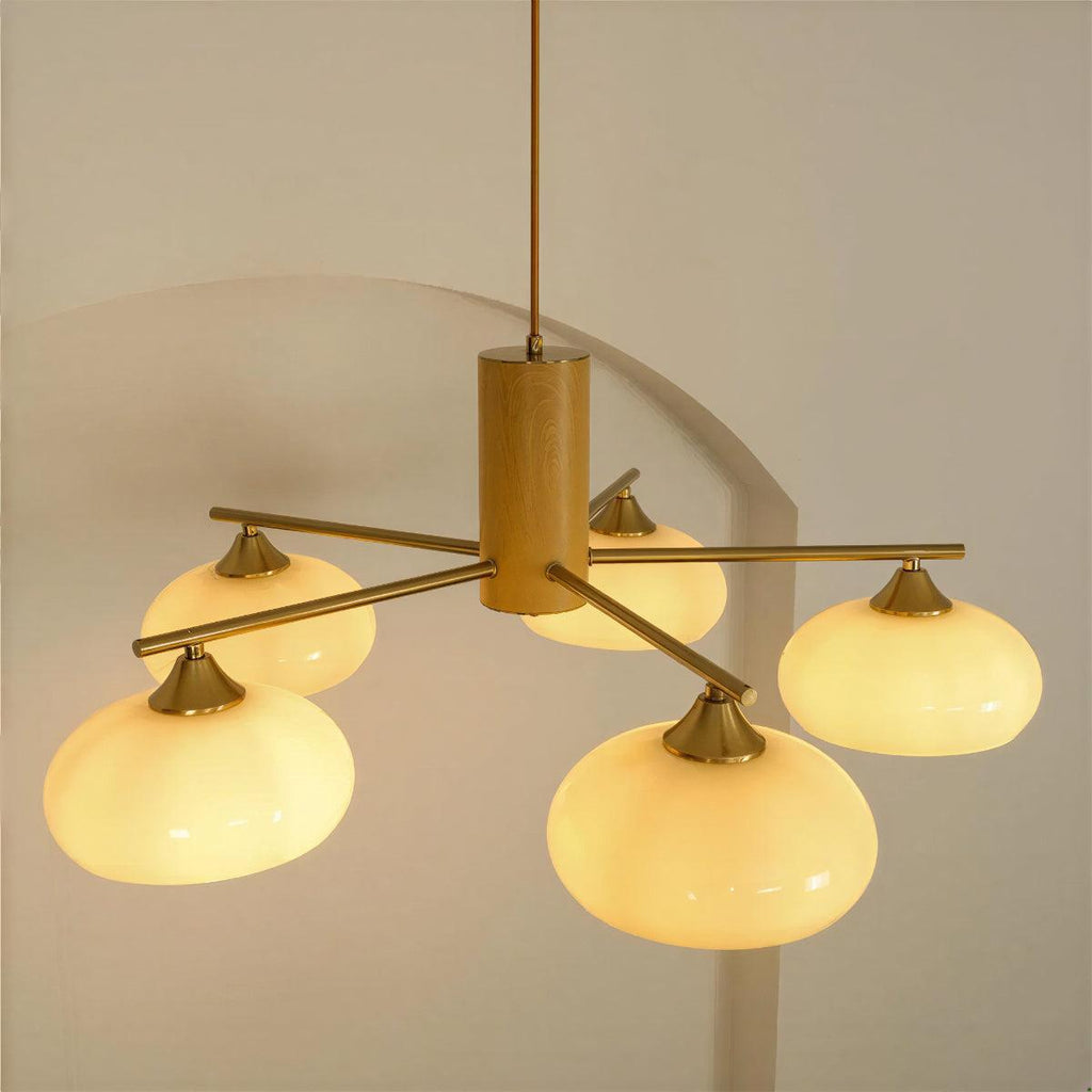 Lampadario mid-century in ottone — Diffusori in vetro opalino