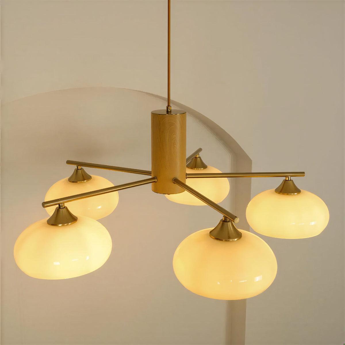 Lampadario mid-century in ottone — Diffusori in vetro opalino