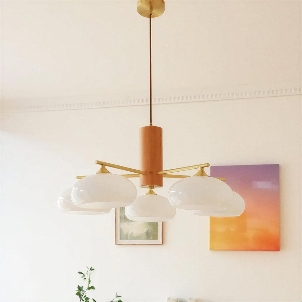 Lampadario mid-century in ottone — Diffusori in vetro opalino