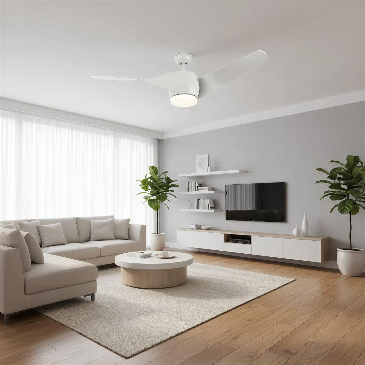 Modern fa mennyezeti ventilátor — ívelt lapátokkal, beépített világítással