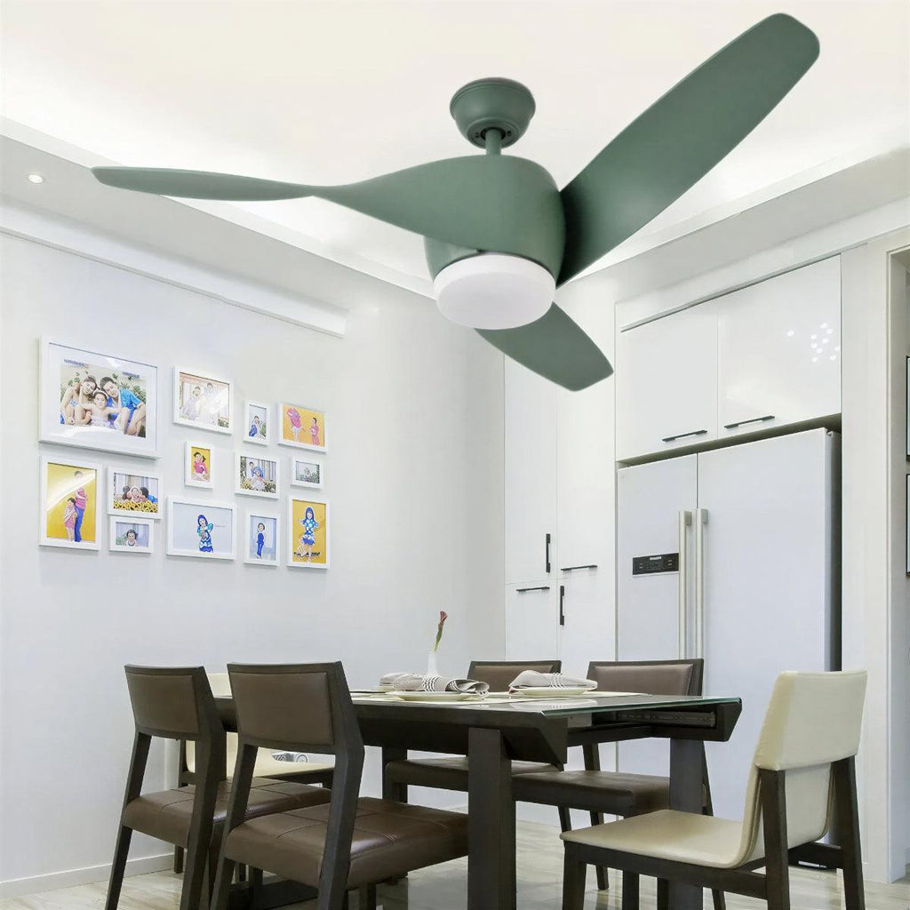 Modern fa mennyezeti ventilátor — ívelt lapátokkal, beépített világítással