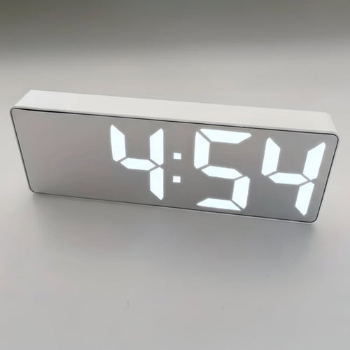 Réveil LED contemporain avec fonction snooze personnalisable et alimentation par batterie/USB - Euroselle